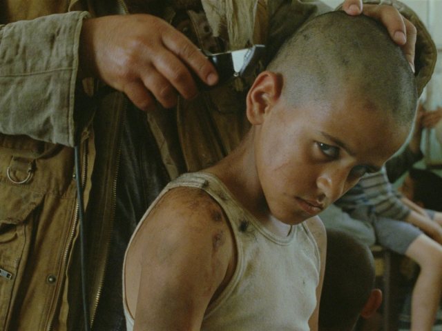 incendies-2011-001-boy-with-knife-to-head_1000x750